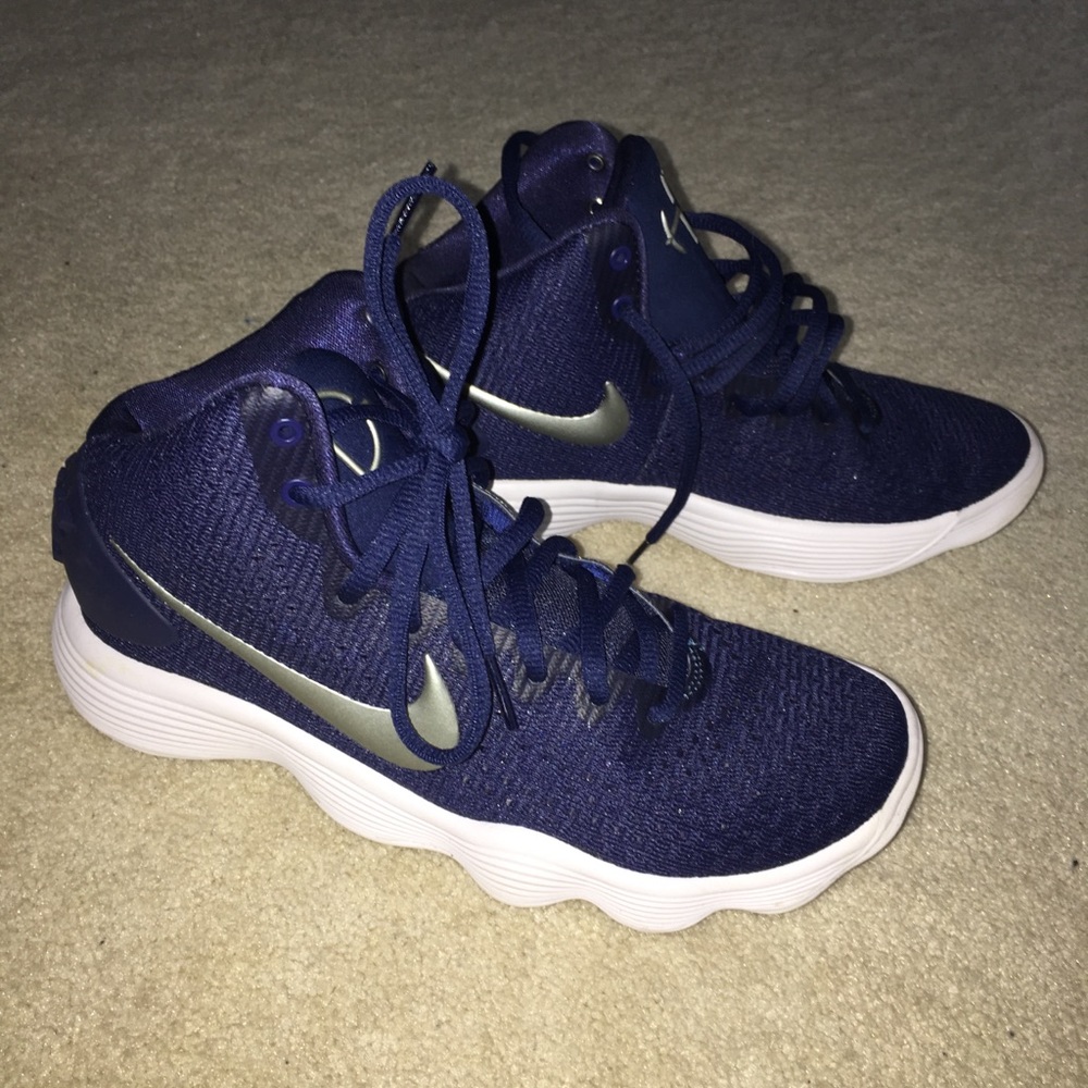 nike navy and white basketball sneakers